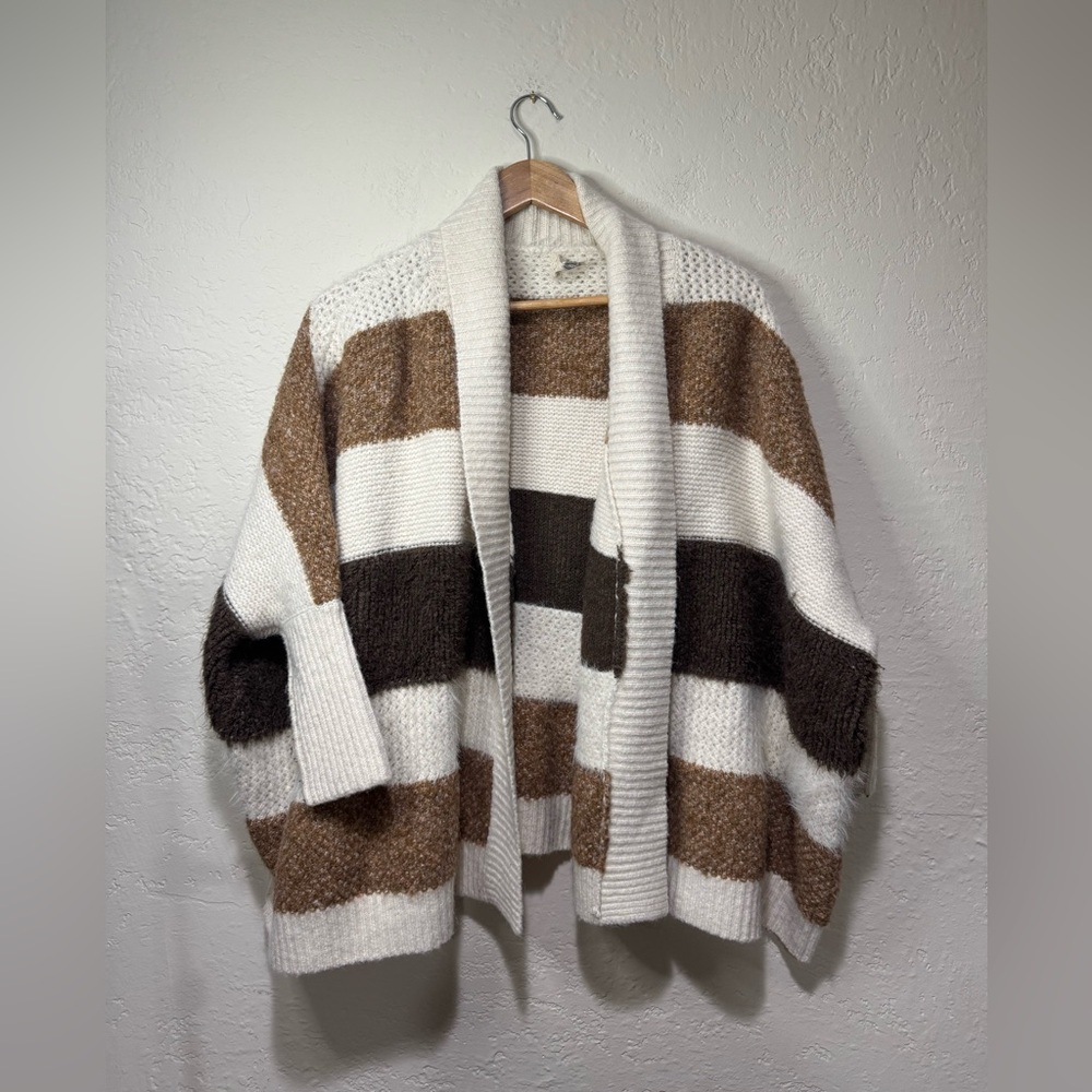 Look By M New York Cardigan Sweater - Size Large
Beige Colors and White